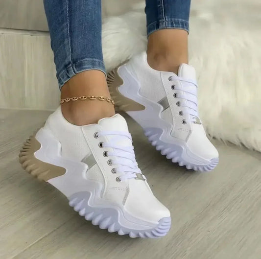 https://cdn.shopify.com/s/files/1/0778/1561/1715/files/iv6YVrouwen-Casual-Platform-Lift-Schoenen-Binnen-Meisjes-Student-Mode-Sneakers-Chunky-Sole-Lente-Zomer-Wig-Wandelen.webp?v=1729499143
